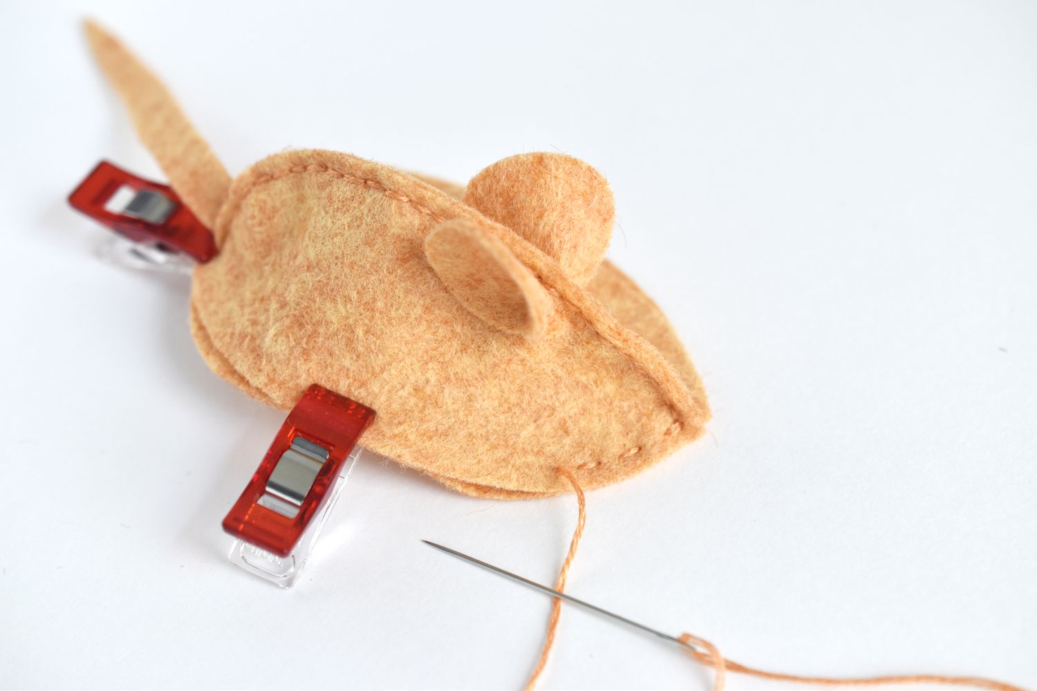缝纫猫薄荷鼠标底部的玩具