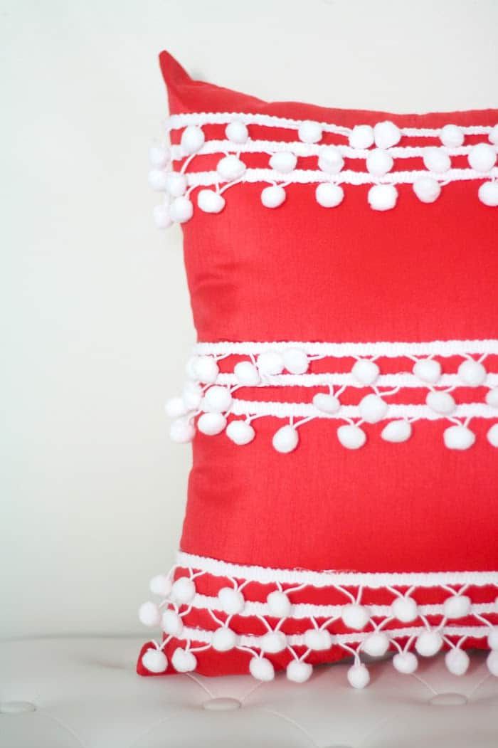 一个红色和白色的枕头