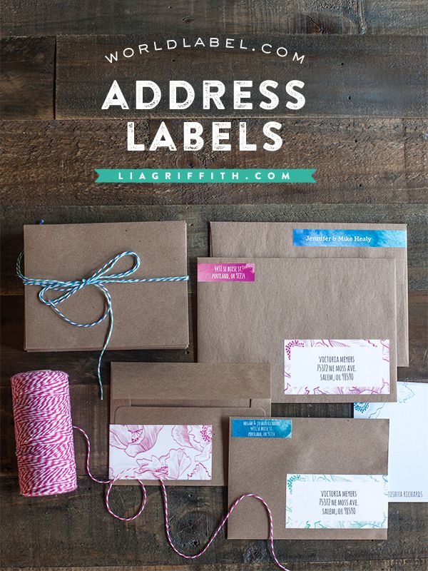 信封和包裹上有地址标签。