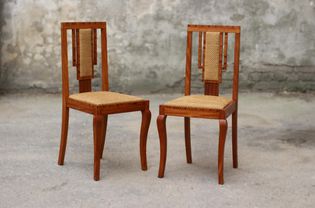两个艺术装饰风格的椅子