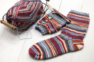 针织冬季穿着保暖的袜子,慢慢饮纱球和编织针