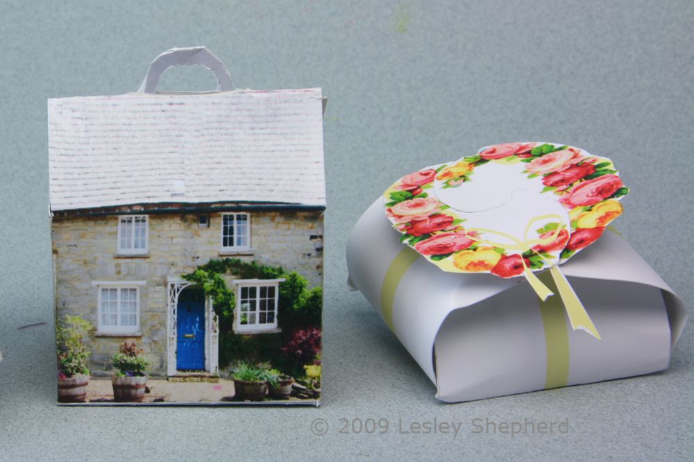 免费打印的忙,礼品盒设计与玫瑰花环或一块石头小屋。