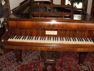 维多利亚时代的钢琴驻留在普林斯的安妮女王的豪宅,阿肯色州