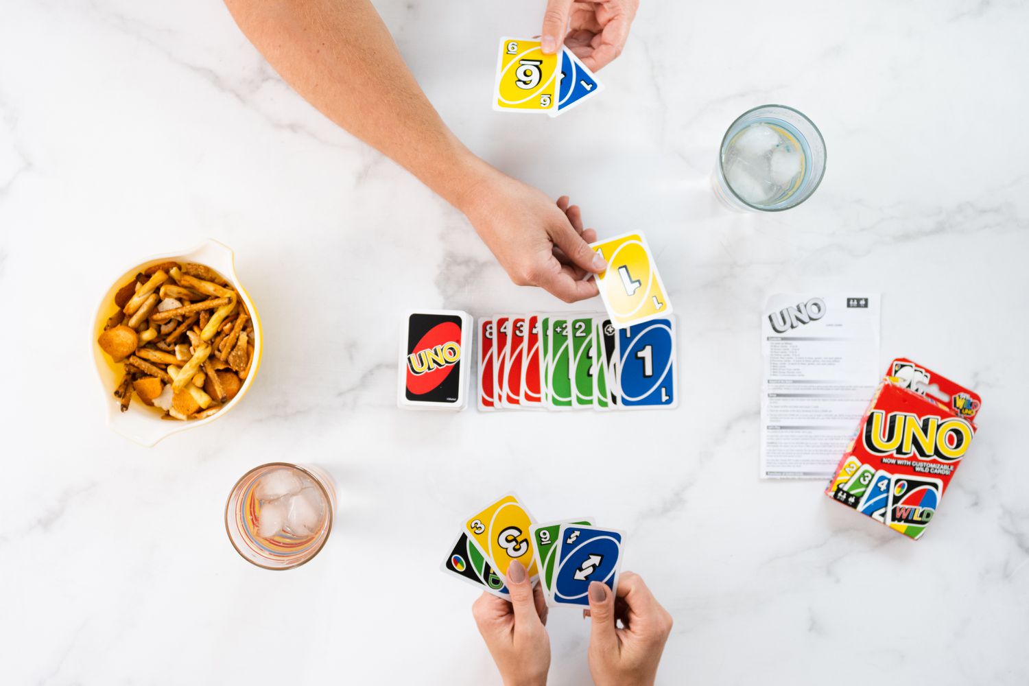 两个人玩的Uno纸牌游戏卡片蔓延