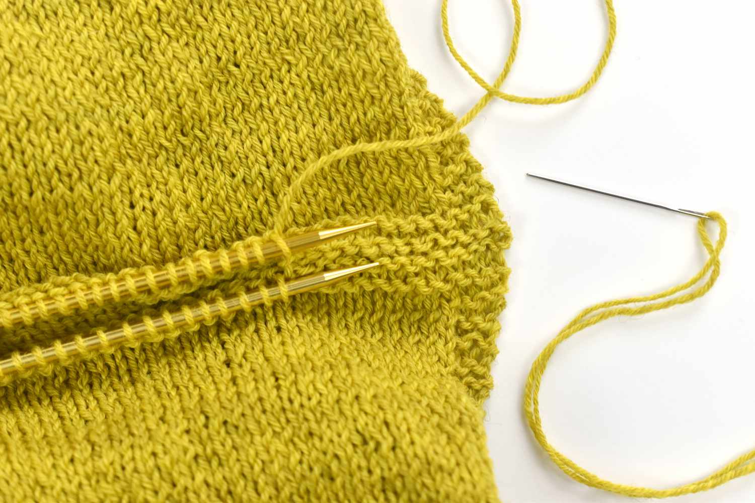 Grafting the shoulders of a tunic together with three needles