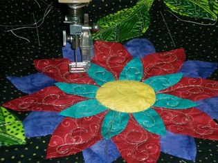 缝纫机绗缝，缝制花卉图案。