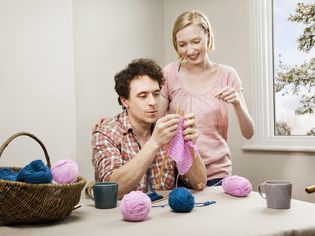 一个女人教一个人编织