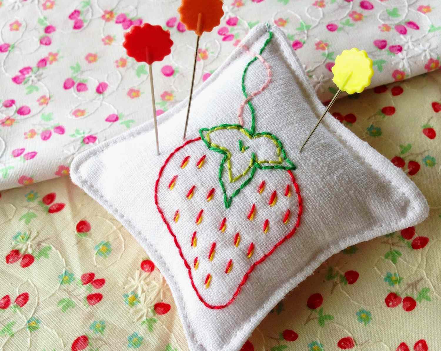 草莓容易绣针垫