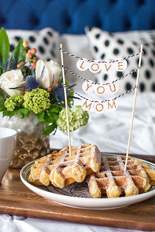 华夫饼上的母亲节花环，上面写着“爱你妈妈”。