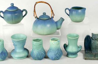 很多范·布里格尔的蓝色古董陶器。