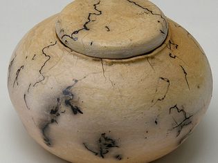 这个陶罐是用马毛工艺装饰的。