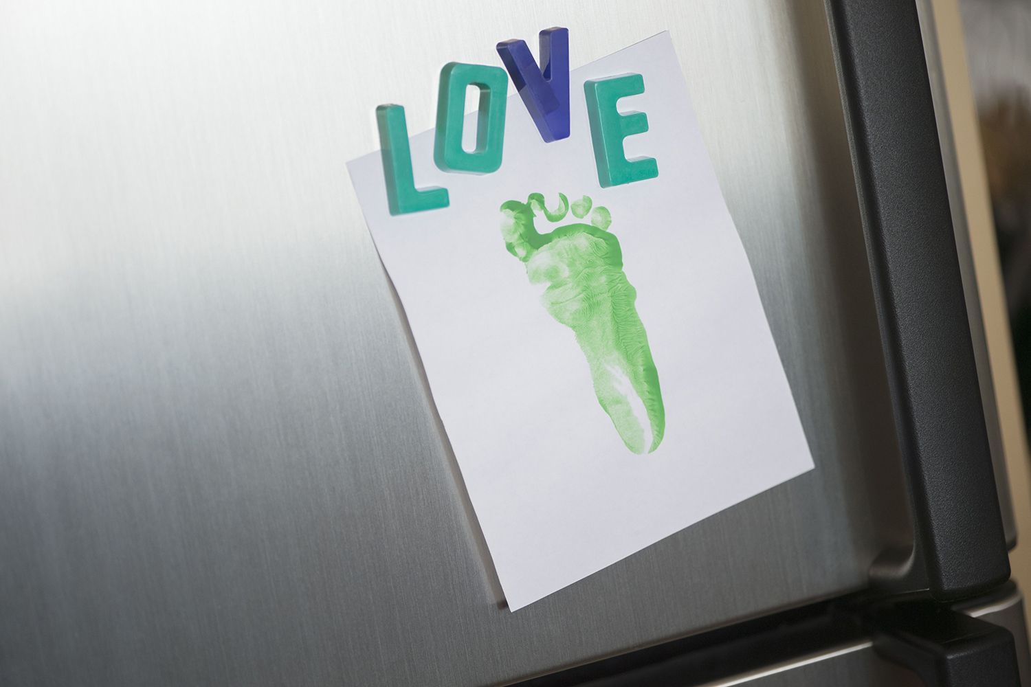 冰箱上的爱情磁铁和脚印特写