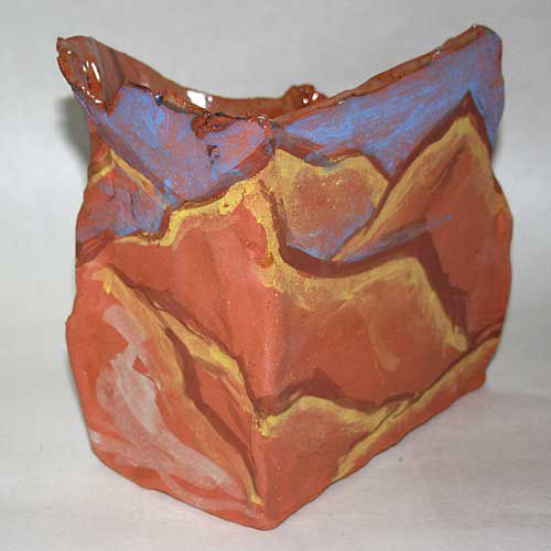 这个陶瓷盒子有釉下装饰在外面与釉内部。