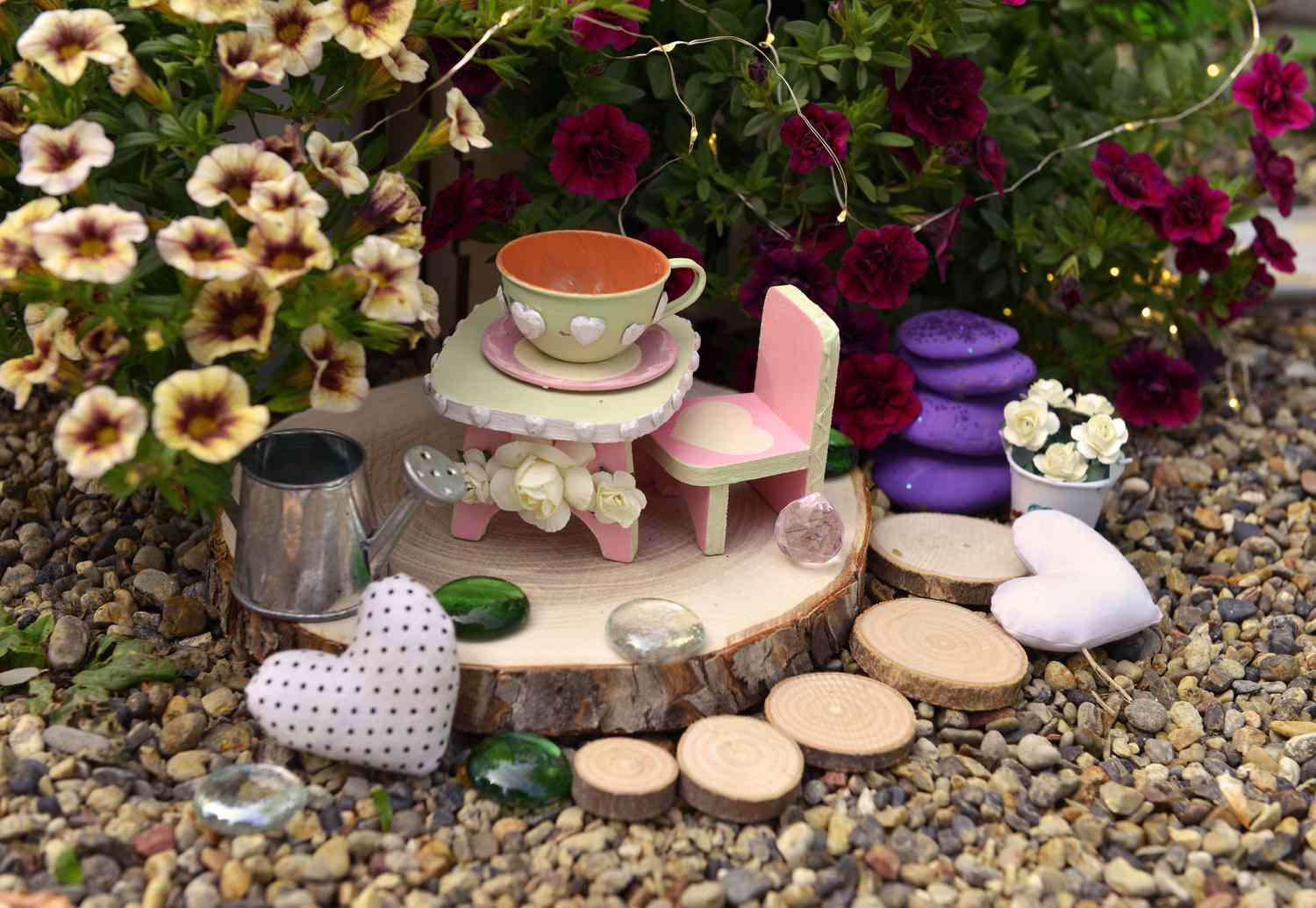 小桌子,椅子和花盆杯的佩妮花在花园里。