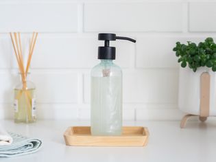 一瓶自制液体肥皂的特写