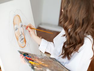 年轻女孩画家作品的过程