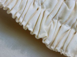 收集的奶油色棉布弹性创建折边模式