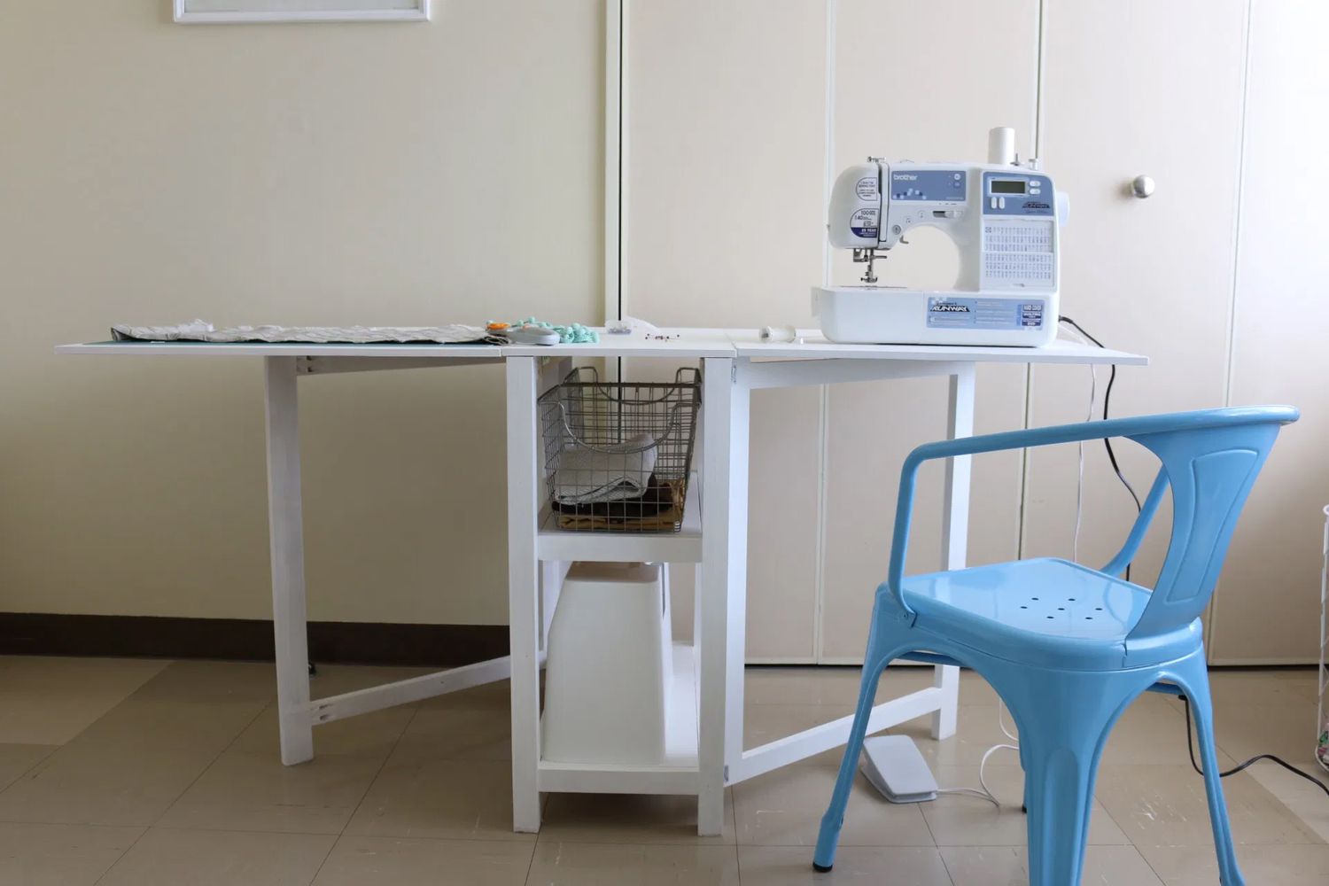 一张可折叠的工艺桌，上面有一台缝纫机