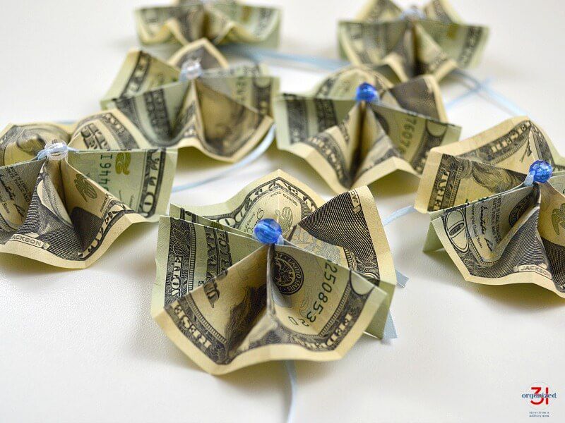 DIY钱折纸花。