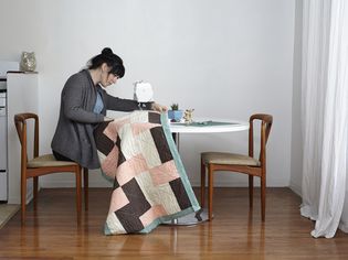 女人做被子在缝纫机在家里