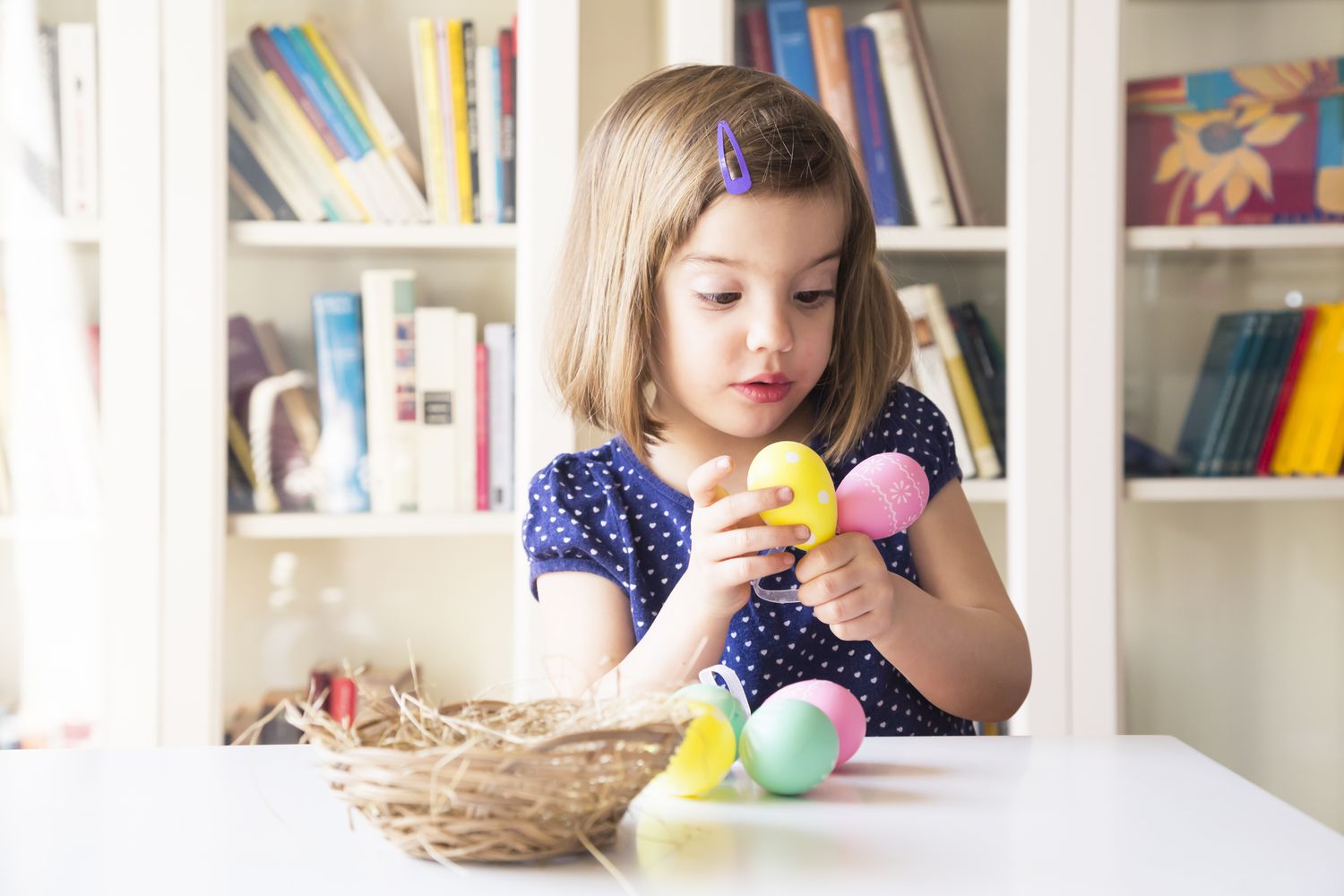 小女孩在玩复活节彩蛋