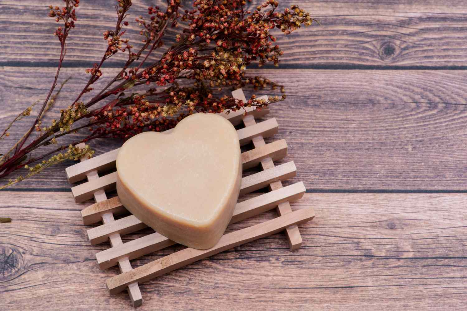 木制肥皂架与心形山羊奶肥皂的木头