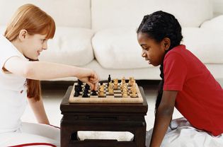 两个女孩在客厅里下棋