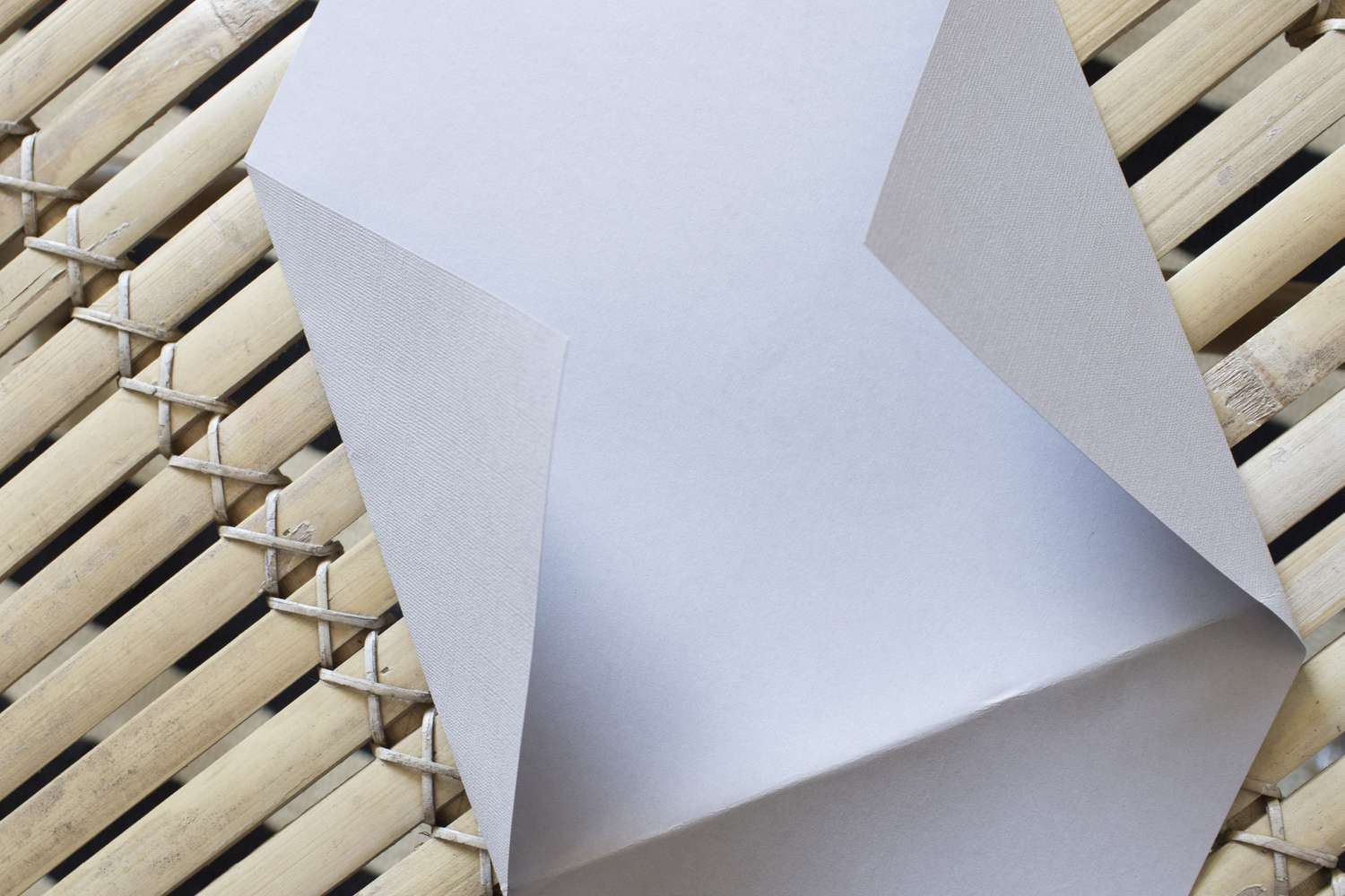 折叠的纸来创建三角形。