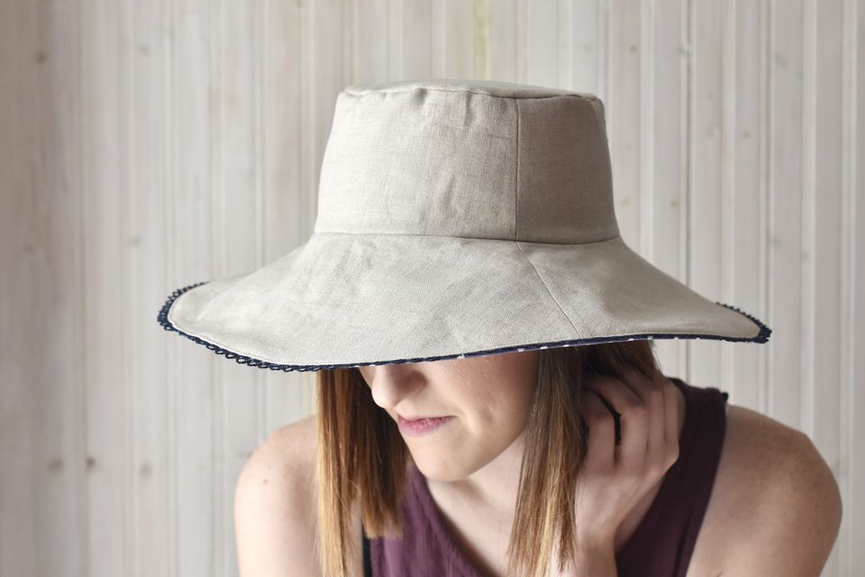 一位戴着DIY可逆太阳帽的女士
