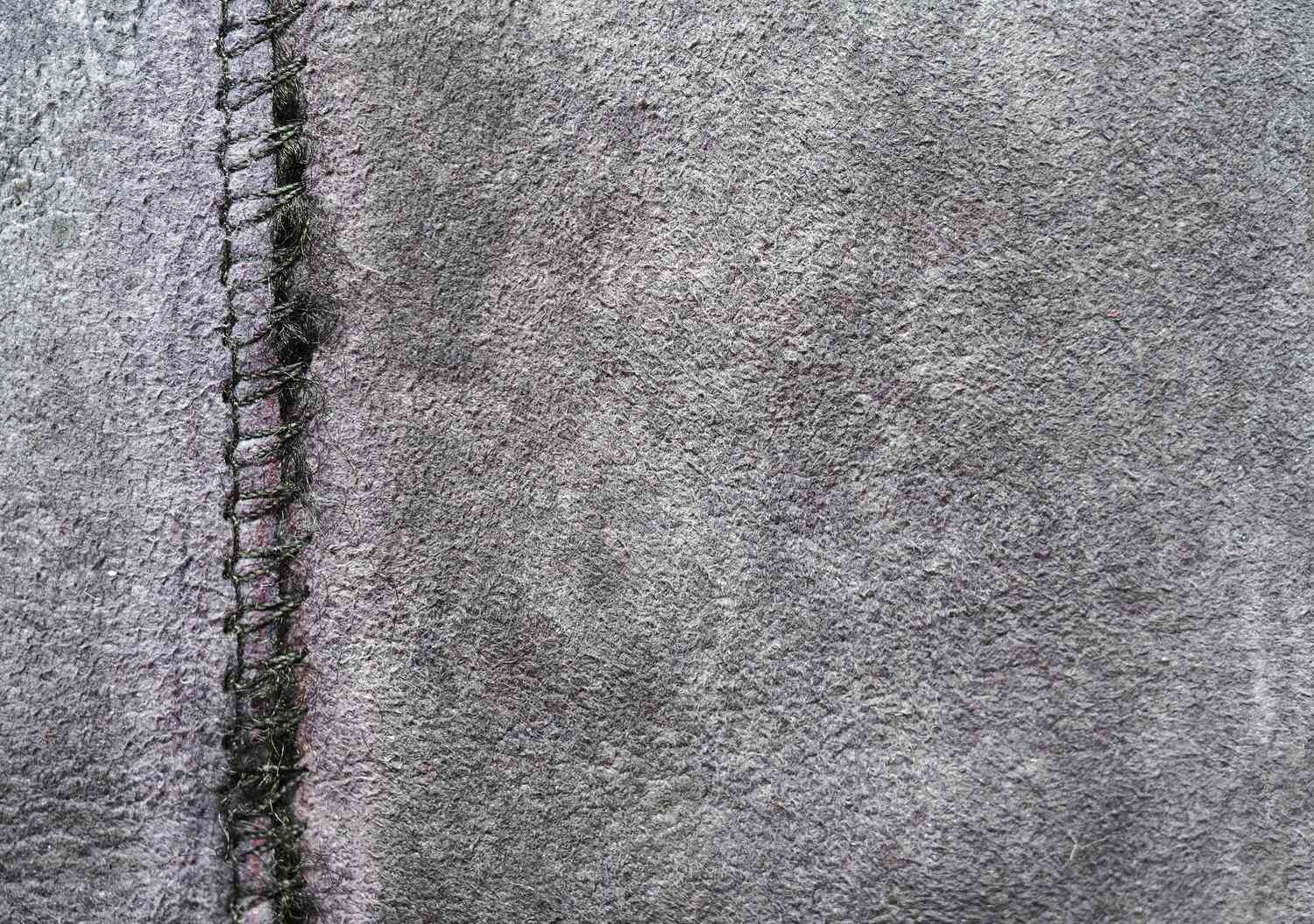 锯齿形连接在灰色的织物缝