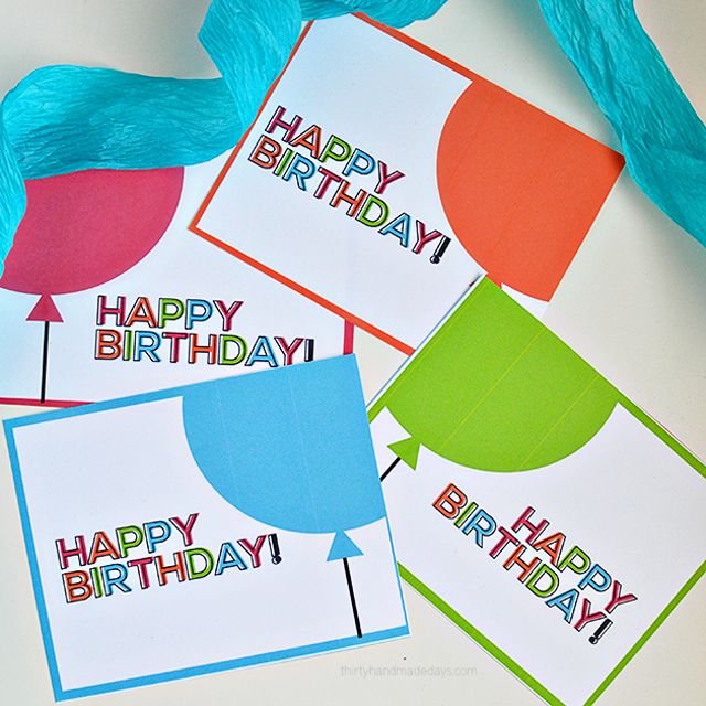 四种不同颜色的卡片。生日快乐