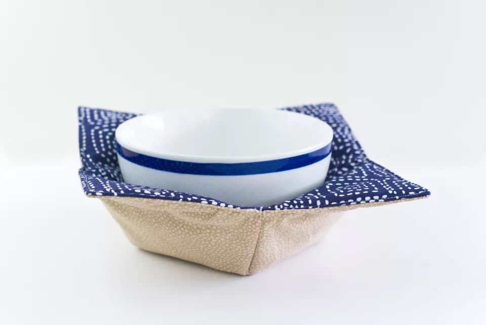A microwave pot holder with a bowl in it