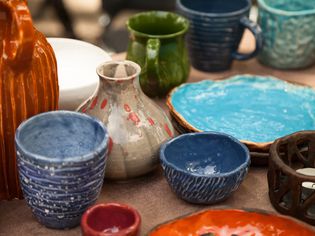 陶器店里有很多手工制作的餐具——陶瓷杯子、盘子