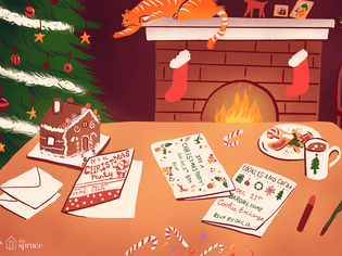 免费圣诞卡打印的插图坐在壁炉和圣诞树旁边的桌子上