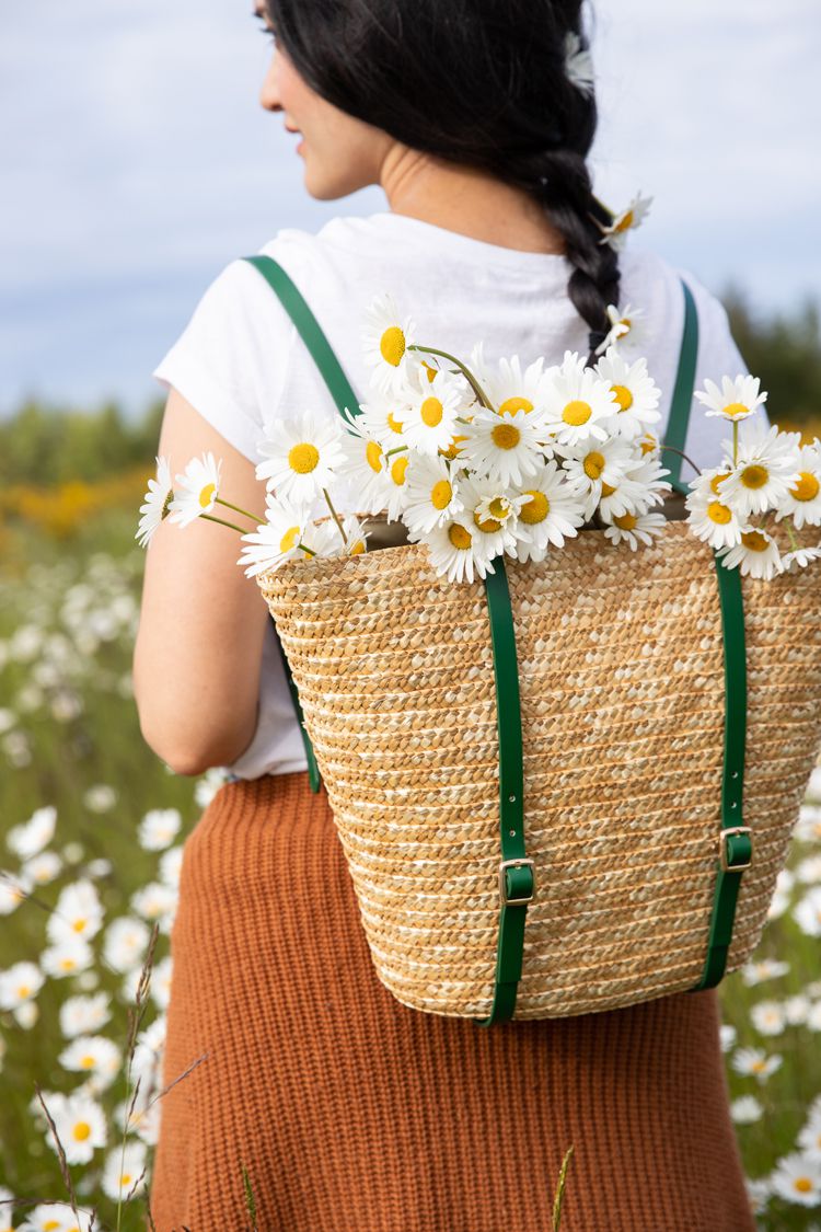 篮子背包满了鲜花