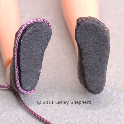 娃娃鞋鞋底制成的工艺泡沫粘在鞋上,鞋垫。