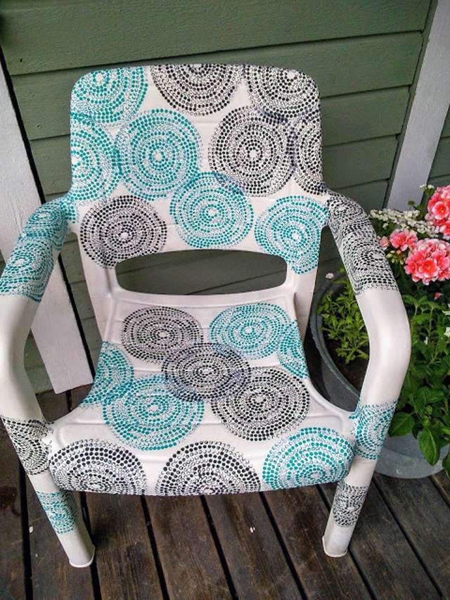 用餐巾纸装饰的塑料椅子