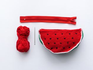 手工钩针西瓜袋红纱，针和红色拉链等待缝