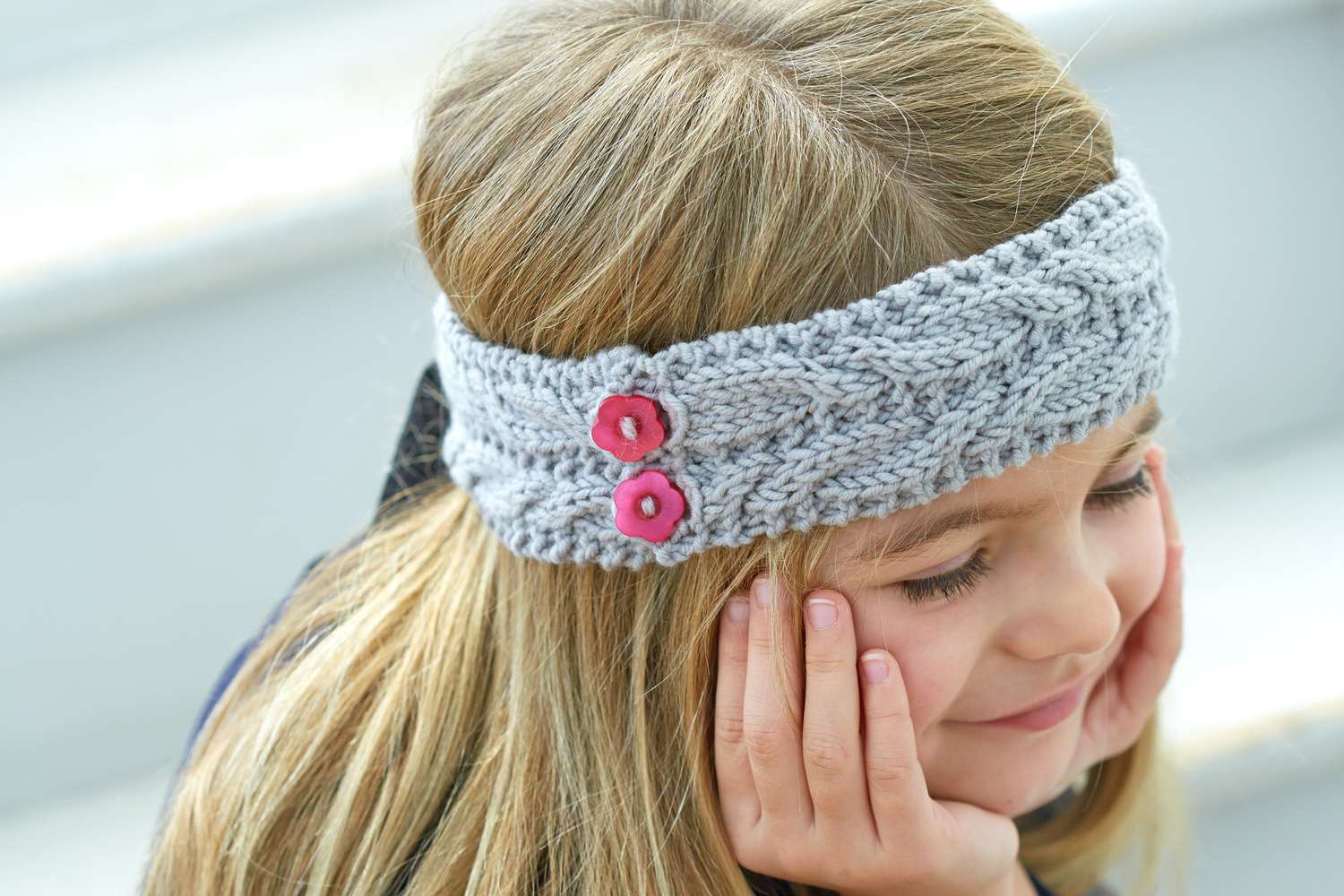 一个小女孩穿着一件编织耳朵温暖的变异