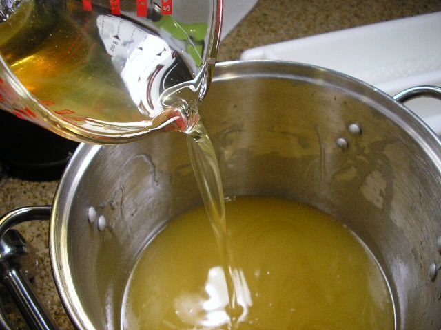 将蜂蜜油混合物加入到剩余融化的肥皂油和蜂蜡中