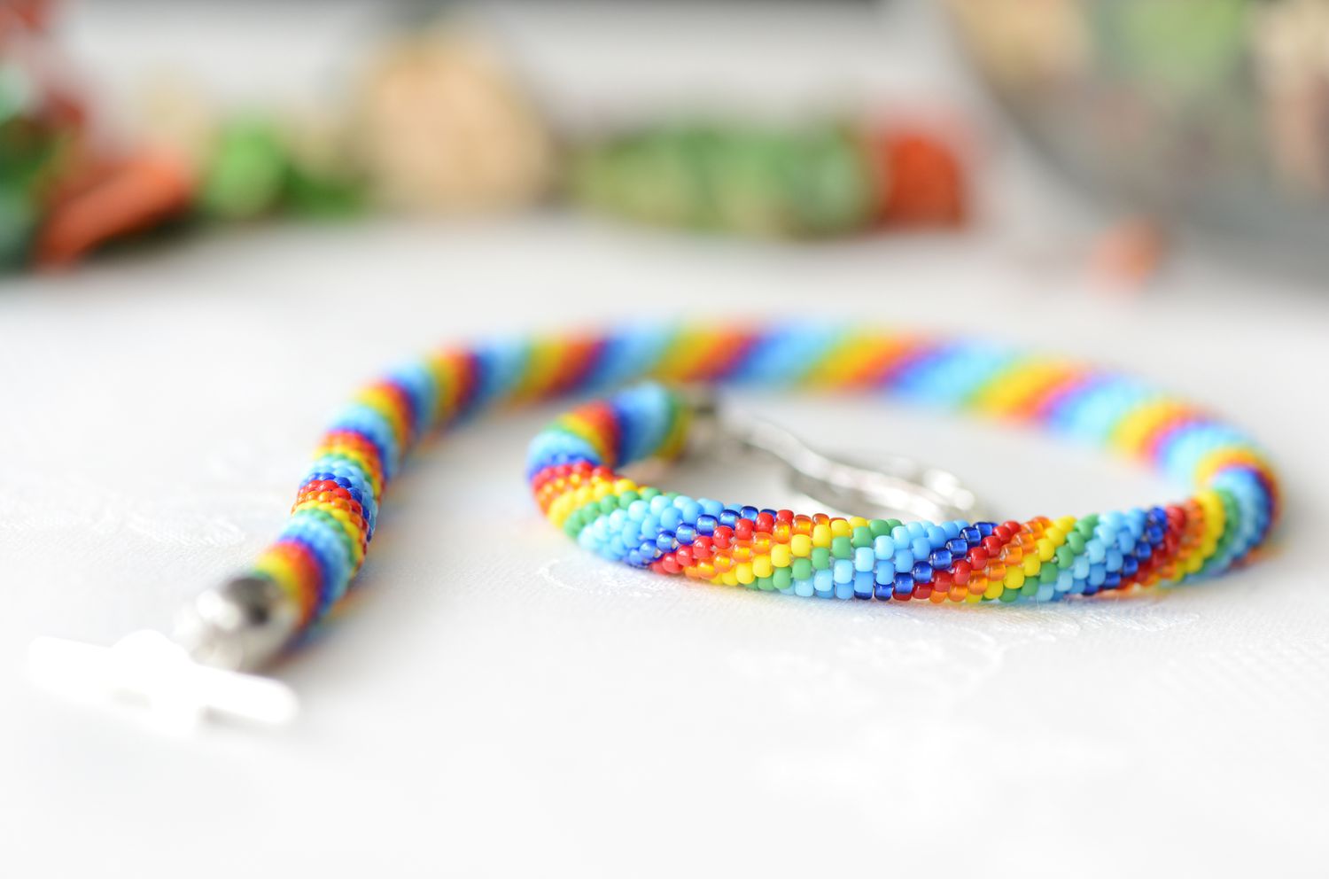 纺织品背景上的彩虹串珠项链特写