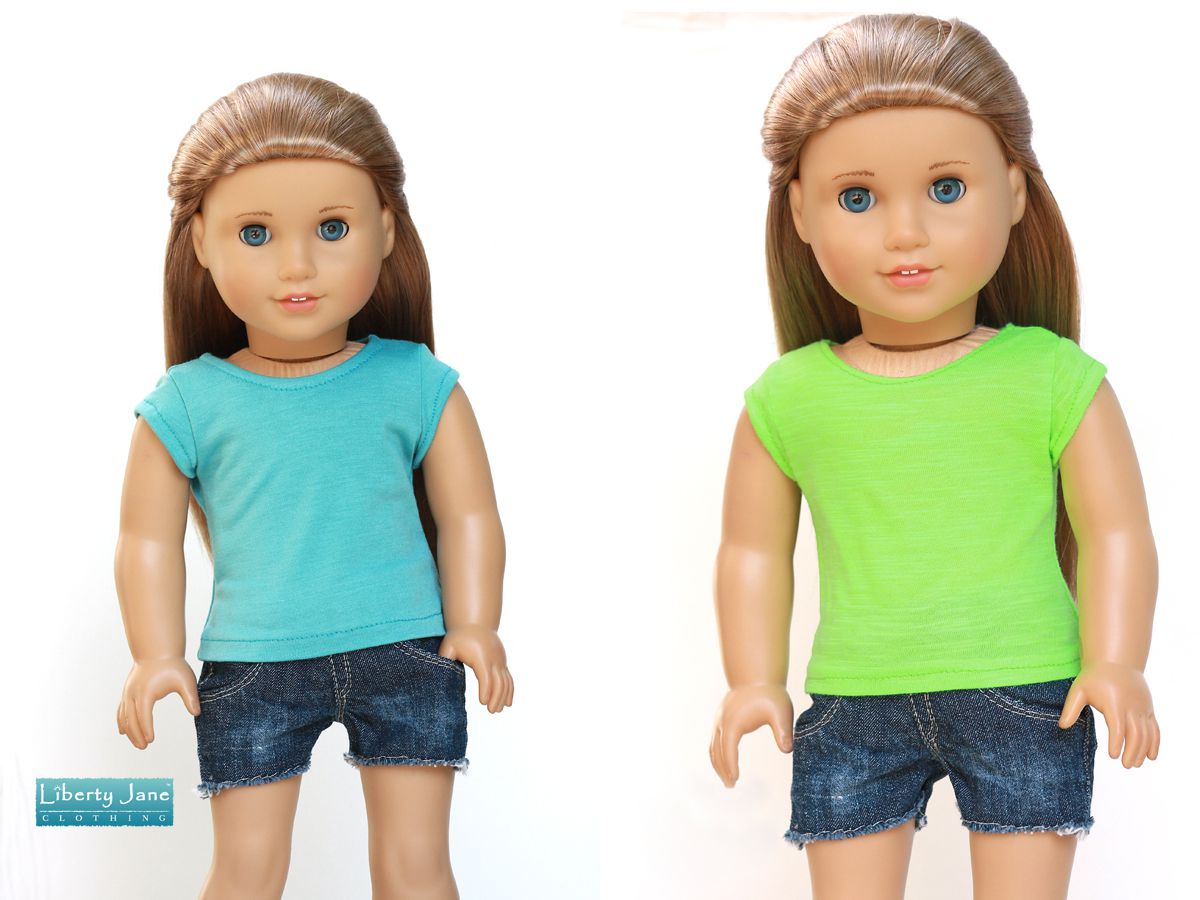 两个娃娃戴着蓝色和绿色基本的t恤。