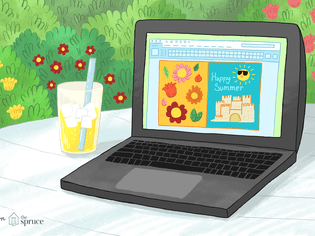 插图附近的一台笔记本电脑坐在外面一杯柠檬水,夏天剪贴画在屏幕上。