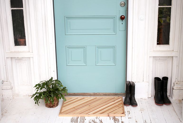 面前的木头门垫一个浅蓝色的门。