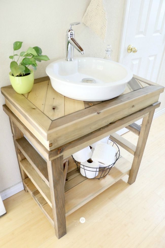 一个小DIY浴室盥洗台和植物