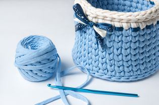 编织钩针篮子。家里的爱好。编织粗线。针织纱