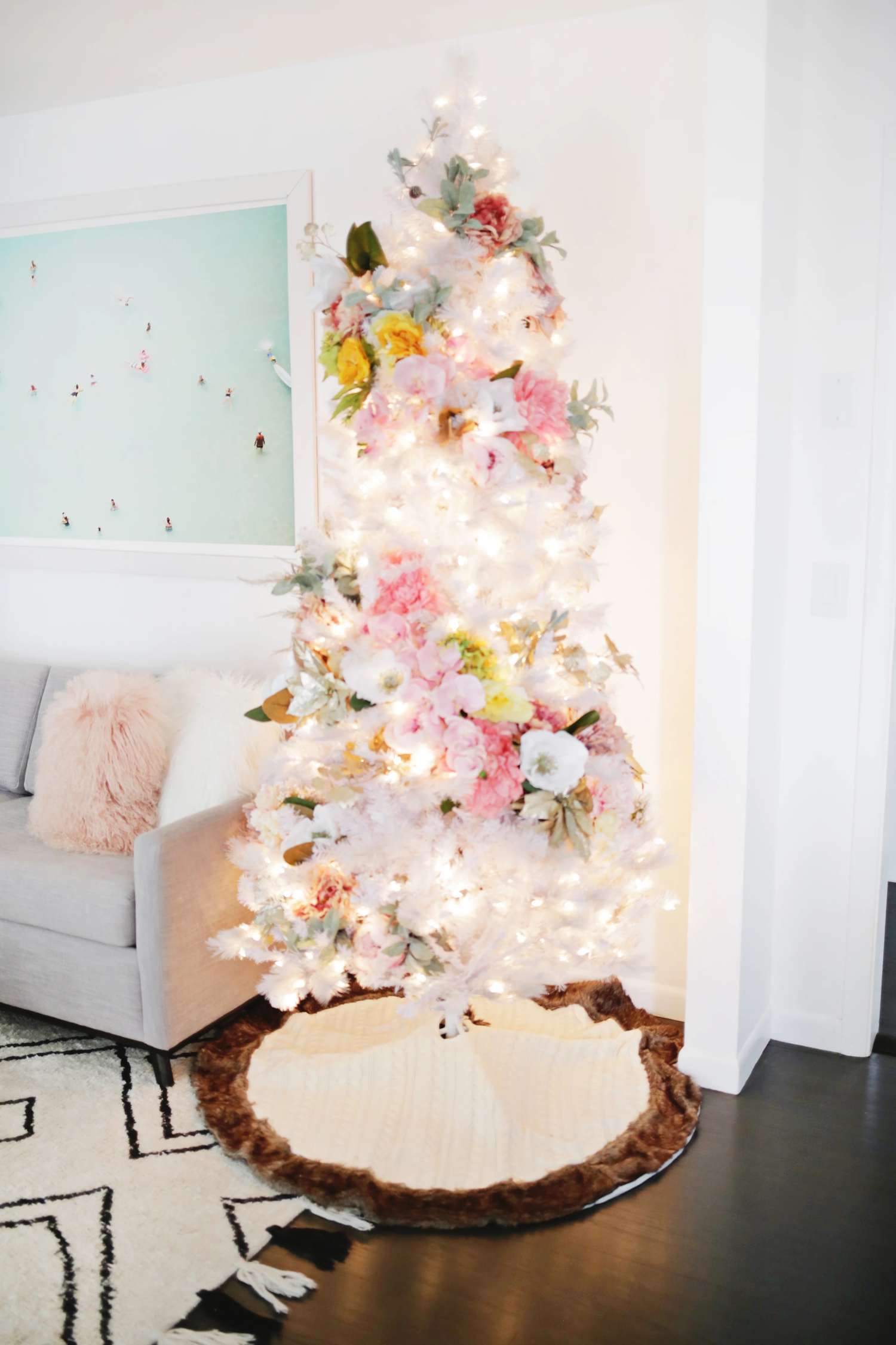 用鲜花装饰的白色圣诞树。