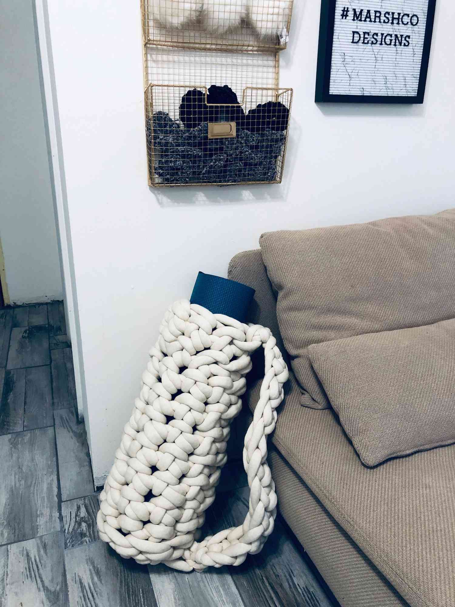 客厅里的编织瑜伽垫包