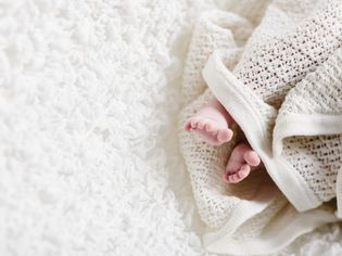 新生儿裹在针织毯子里