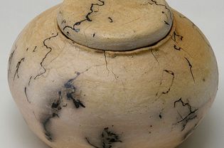 这个陶瓷罐子是用马毛装饰技术。